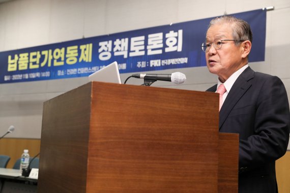 권태신 전국경제인연합회 부회장이 10일 서울 영등포구 전경련회관 컨퍼런스센터에서 열린 '납품단가연동제 정책토론회'에서 인사말을 하고 있다. (전경련 제공) 2022.11.10/뉴스1