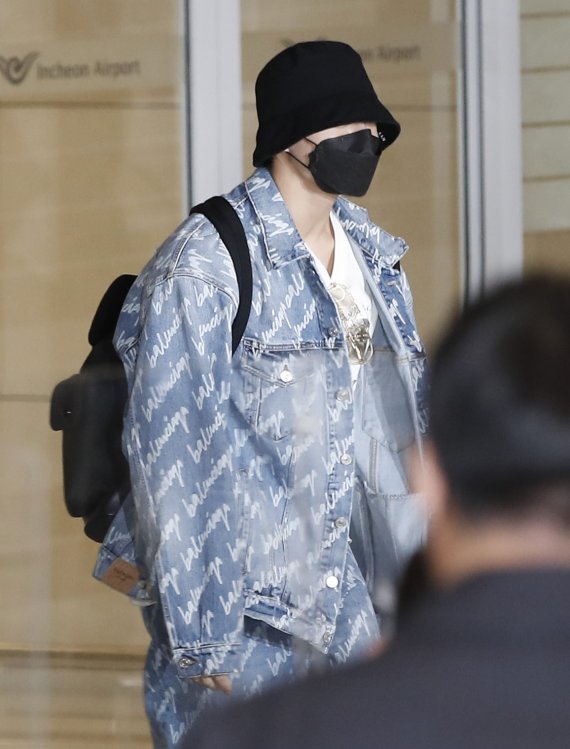 'BTS 정국 분실 모자 1000만원 판매' 전 외교부 직원 검찰 송치