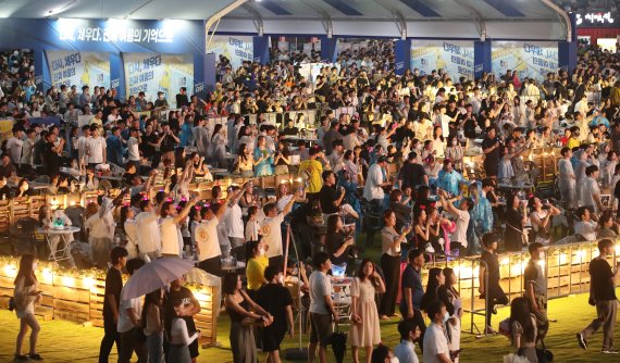 지난 7월 대구의 한 행사를 찾은 시민들이 치킨·맥주와 함께 즐거운 시간을 보내고 있다2022.7.6/뉴스1 ⓒ News1 공정식 기자
