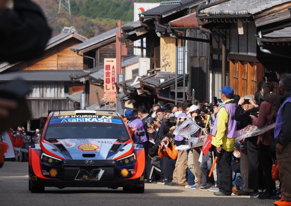 현대자동차는 지난 11월 10일부터 13일까지 일본 아이치현과 기후현에서 진행된 2022 월드랠리챔피언십(WRC) 마지막 랠리에서 현대차 월드랠리팀 소속 선수가 도요타를 꺾고, 1, 2위를 차지했다고 밝혔다. AFP연합뉴스