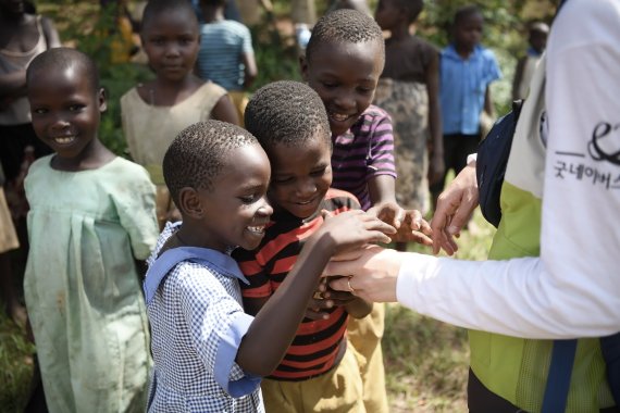 굿네이버스는 개발도상국 아동의 권리를 보장하기 위한 교육지원사업을 진행하고 있다. 굿네이버스 제공