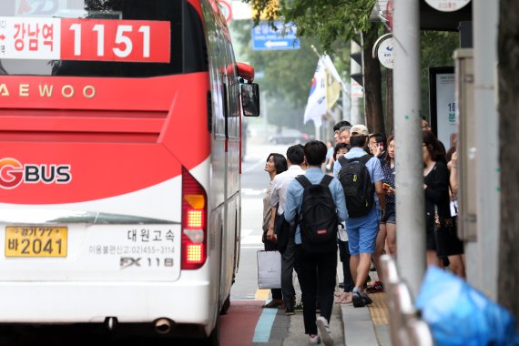 경기 광역버스 입석 금지... 출퇴근길 교통대란 예고