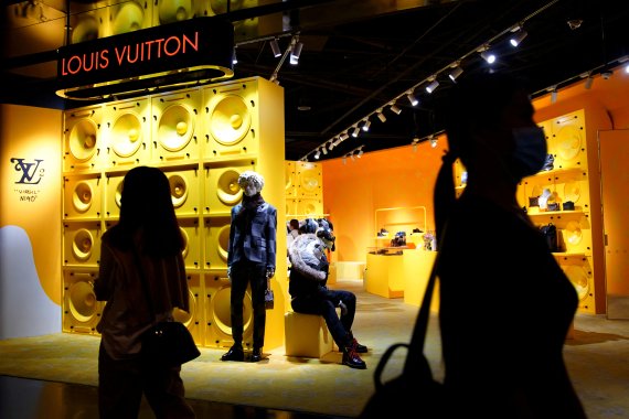 FILE PHOTO: FILE PHOTO: Customers wearing face masks following the COVID-19 outbreak walk past a store of French luxury brand Louis Vuitton inside a shopping mall in Beijing, China September 19, 2020. REUTERS/Tingshu Wang/File Photo/File Photo /REUTERS/뉴스1 /사진=뉴스1 외신화상