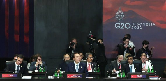 G20 식량안보 세션 참석한 尹대통령. 윤석열 대통령이 15일 인도네시아 발리 캠핀스키호텔에서 열린 주요 20개국(G20) 정상회의 첫 번째 세션(식량·에너지 안보)에 참석하고 있다. 연합뉴스