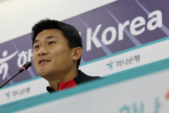 한국 축구대표팀 핵심 수비수 김민재의 특별한 생일상 선수단에서...