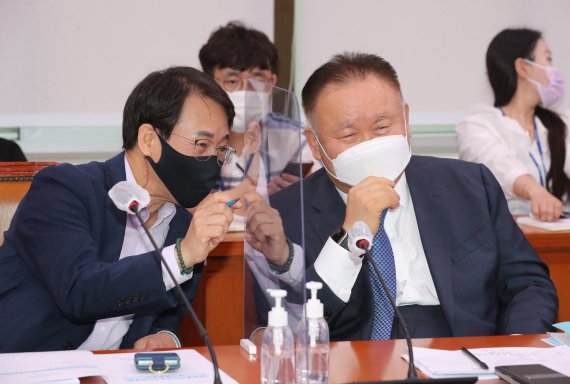 더불어민주당 이원욱(왼쪽), 이상민 의원이 지난 8월 19일 오전 국회에서 열린 외교통일위원회 전체 회의에서 대화하고 있다. (공동취재사진)