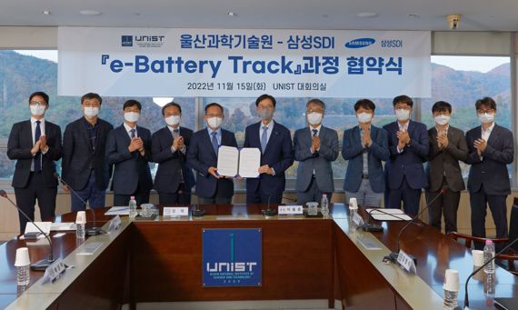 UNIST와 삼성SDI가 배터리 인재 양성을 위한 ‘e-Battery Track 과정’을 운영한다. 관련 협약식이 지난 15일 UNIST에서 열렸다. 이 자리에는 이용훈 총장과 장혁 삼성SDI 연구소장(부사장)이 참석했다. /사진=유니스트 제공