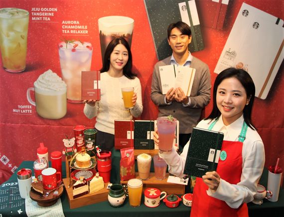 16일 스타벅스는 서울 중구 스타벅스 한국프레스센터점에서 2023 스타벅스 플래너를 선보였다. 지난 15일 스타벅스는 겨울 시즌을 맞아 고객들에게 스타벅스 플래너를 증정하는 '겨울 e-프리퀀시 이벤트'를 시작했다. 몰스킨과 협업해 제작한 2023 스타벅스 플래너는 '리추얼 플래너' 2종(신시아 레드 색상, 하우스 그린 색상)과 '라이프 저널'로 총 3가지 종류다. 스타벅스 제공.