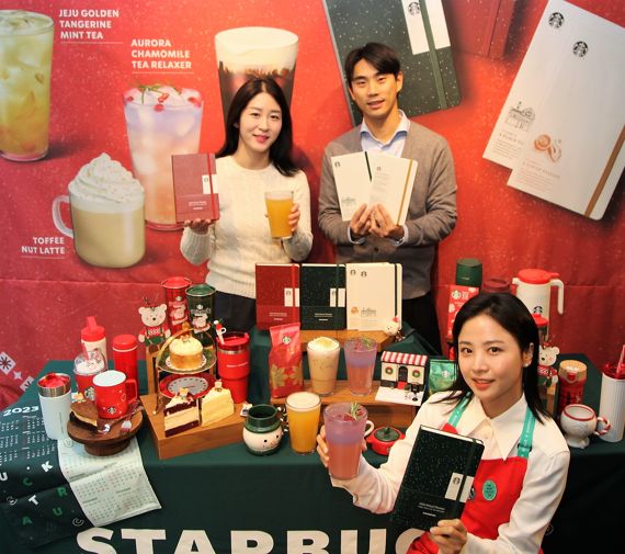 16일 스타벅스는 서울 중구 스타벅스 한국프레스센터점에서 2023 스타벅스 플래너를 선보였다. 지난 15일 스타벅스는 겨울 시즌을 맞아 고객들에게 스타벅스 플래너를 증정하는 '겨울 e-프리퀀시 이벤트'를 시작했다. 몰스킨과 협업해 제작한 2023 스타벅스 플래너는 '리추얼 플래너' 2종(신시아 레드 색상, 하우스 그린 색상)과 '라이프 저널'로 총 3가지 종류다. 스타벅스 제공.