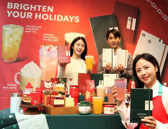 16일 스타벅스는 서울 중구 스타벅스 한국프레스센터점에서 2023 스타벅스 플래너를 선보였다. 지난 15일 스타벅스는 겨울 시즌을 맞아 고객들에게 스타벅스 플래너를 증정하는 '겨울 e-프리퀀시 이벤트'를 시작했다. 몰스킨과 협업해 제작한 2023 스타벅스 플래너는 '리추얼 플래너' 2종(신시아 레드 색상, 하우스 그린 색상)과 '라이프 저널'로 총 3가지 종류다. 스타벅스 제공.