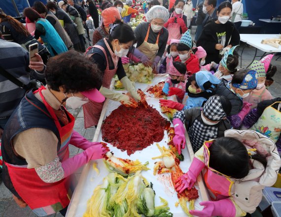 서울 금천구청 광장에서 열린 '2022년 금천 도시농업 한마당'에서 아이들이 김장 김치 담그기 체험을 하고 있다. /뉴스1