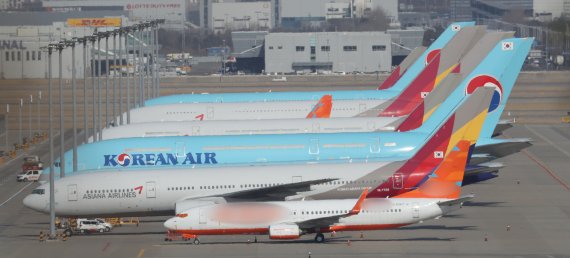 인천국제공항 주기장에 서있는 대한항공과 아시아나항공 항공기. 뉴스1
