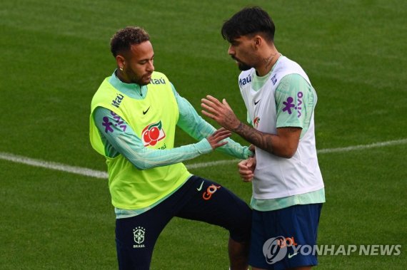 파케타와 장난치는 네이마르 Brazil's forward Neymar (L) plays with Brazil's midfielder Lucas Paqueta during a training session on November 15, 2022 at the Continassa training ground in Turin, northern Italy, as part of Brazil's preparation ahead of the Qatar 2022 World Cup. (Photo by Vincenzo PINTO / AFP)