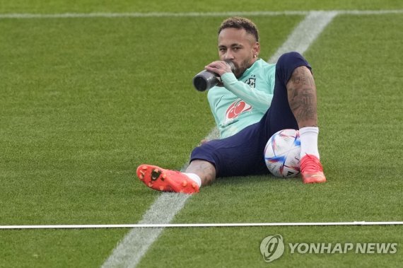 동료들 훈련 지켜보는 네이마르 Brazil's Neymar takes a break during a training session at the Continassa sporting center, in Turin, Italy, Tuesday, Nov. 15, 2022. Brazil will compete in Group G at the 2022 FIFA World Cup. (AP Photo/Antonio Calanni)