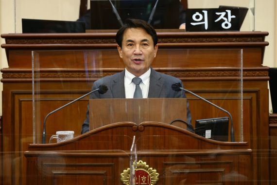 김진태 강원도지사가 16일 열린 강원도의회 제315회 정례회 제2차 본회의에서 시정 연설을 하고 있다. (사진제공=도의회)