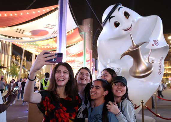 [도하(카타르)=뉴시스] 조성우 기자 = 2022 카타르 월드컵 개막을 닷새 앞둔 15일 오후 카타르 도하의 루사일 대로를 찾은 시민 및 관광객들이 월드컵 분위기를 즐기고 있다. 2022.11.16. xconfind@newsis.com