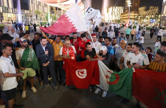 [도하(카타르)=뉴시스] 조성우 기자 = 2022 카타르 월드컵 개막을 닷새 앞둔 15일 오후 카타르 도하의 루사일 대로를 찾은 시민 및 관광객들이 월드컵 분위기를 즐기고 있다. 2022.11.16. xconfind@newsis.com