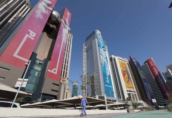 [도하(카타르)=뉴시스] 조성우 기자 = 2022 카타르 월드컵 개막을 엿새 앞둔 14일(현지시간) 오후 도하 시내 건물에 월드컵 출전 선수들의 대형 현수막이 걸려 있다. 2022.11.14. xconfind@newsis.com