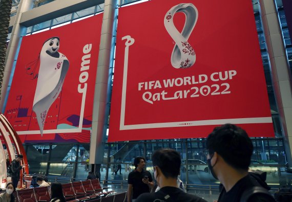 [도하(카타르)=뉴시스] 조성우 기자 = 2022 카타르 월드컵에 참가하는 한국 축구대표팀이 카타르 도하에 도착한 14일(현지시간) 오전 하마드 국제공항에 월드컵 관련 조형물과 현수막이 설치돼있다. 2022.11.14. xconfind@newsis.com