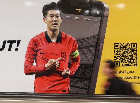 [도하(카타르)=뉴시스] 조성우 기자 = 15일 오후 2022 카타르 월드컵 한국 축구국가대표팀의 조별 예선 3경기가 열리는 카타르 도하 아랴안에 위치한 에듀케이션 시티 스타디움으로 가는 지하철 통로 광고판에 손흥민 사진이 걸려 있다. 2022.11.15. xconfind@newsis.com