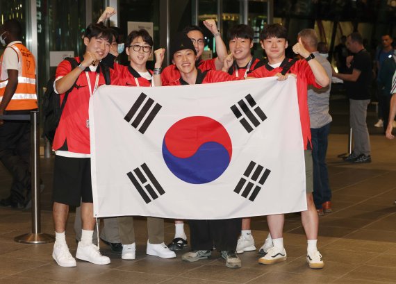 [도하(카타르)=뉴시스] 조성우 기자 = 16일(현지시간) 오전 카타르 도하 하마드 국제공항에서 한국 축구대표팀 손흥민의 입국을 기다리는 한국 팬들이 태극기를 펼치며 포즈를 취하고 있다. 2022.11.16. xconfind@newsis.com