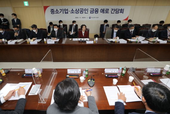 [서울=뉴시스] 김근수 기자 = 이영 중소벤처기업부 장관이 16일 오후 서울 중구 대·중소기업·농어업협력재단 대회의실에서 열린 중소기업·소상공인 금융 애로간담회에서 인사말을 하고 있다. 2022.11.16. ks@newsis.com <저작권자ⓒ 공감언론 뉴시스통신사. 무단전재-재배포 금지.> /사진=뉴시스화상