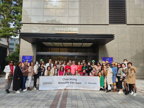 8일 코로나19 유행 이후 최대 규모 단체 관광객이 신세계면세점을 방문했다. 글로벌 보험회사인 매뉴라이프(Manulife) 베트남 지사 약 250명이 방문했다. 면세업계는 임직원의 포상휴가 성격의 '인센티브' 단체 관광이 코로나19 유행 이전 수준을 회복해야 매출도 회복할 수 있다고 보는만큼 이번 단체 관광객이 반가운 상황이다. 신세계면세점 제공.