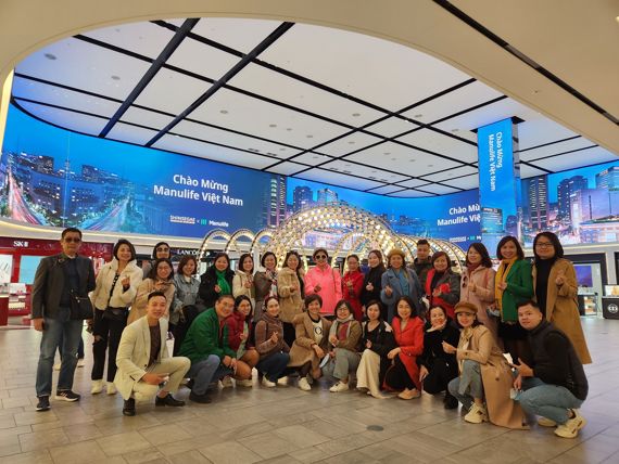 8일 코로나19 유행 이후 최대 규모 단체 관광객이 신세계면세점을 방문했다. 글로벌 보험회사인 매뉴라이프(Manulife) 베트남 지사 약 250명이 방문했다. 면세업계는 임직원의 포상휴가 성격의 '인센티브' 단체 관광이 코로나19 유행 이전 수준을 회복해야 매출도 회복할 수 있다고 보는만큼 이번 단체 관광객이 반가운 상황이다. 신세계면세점 제공.