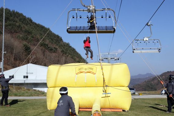 하이원리조트 레저팀 직원들이 리프트에 설치된 완강기를 활용한 구조활동을 시연하고 있다. /사진=강원랜드