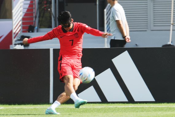 파울루 벤투 감독이 이끄는 대한민국 축구대표팀 캡틴 손흥민이 16일 오전(현지시간) 카타르 도하 알 에글라 트레이닝센터에서 안면 보호대를 착용한 채 훈련을 하고 있다. 2022.11.16/뉴스1 ⓒ News1 이광호 기자