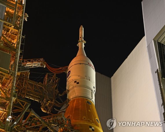달 탐사 대장정 앞둔 아르테미스Ⅰ NASA's SLS rocket and Orion spacecraft roll from the Vehicle Assembly Building to Complex 39B at the Kennedy Space Center, Florida on Tuesday, August 16, 2022. The booster and spacecraft have been prepared for the maiden flight of the Artemis Program. The un-crewed test flight wil