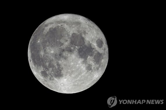 슈퍼문 Craters and other markings are visible as the supermoon rises as seen from Olympia, Wash., on Thursday, Aug. 11, 2022. This full moon is also known as the sturgeon supermoon, and is the last of four supermoons — which occur when the moon is full when it is at its closest location to the earth — 