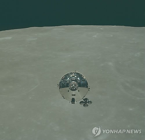 달을 배경으로 한 아폴로 우주선 출처: 아폴로 프로젝트 아카이브(플리커). 아폴로는 1960∼1970년대 미국항공우주국(NASA)의 유인 달탐사 프로젝트의 명칭으로, 이 사업은 1969년 인류 첫 달 착륙을 성공시켰다. 아폴로의 마지막 월면 유인 탐사는 1972년 아폴로 17호 때다. 사진은 아폴로 프로그램 당시 우주인이 찍은 우주선 모습.