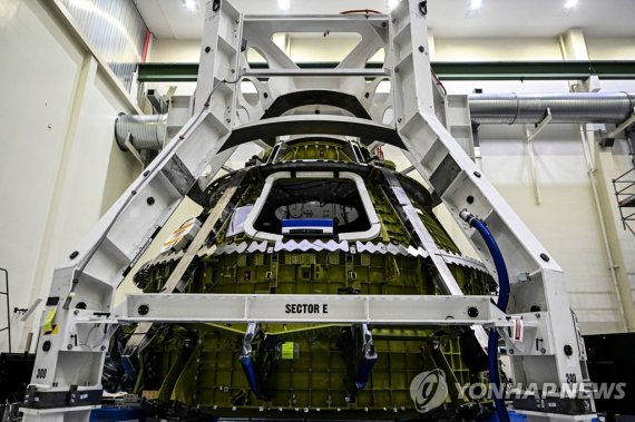 아르테미스Ⅲ에 사용되기 위해 조립 중인 오리온 캡슐 The Orion capsule for the Artemis III mission is seen inside the Operations and Checkout Building (O&C) at the Kennedy Space Center in Cape Canaveral, Florida, on August 28, 2022. - Fifty years after the last Apollo mission, the Artemis program is poised to take up the b