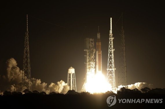 아르테미스I 발사 모습 NASA's new moon rocket lifts off from Launch Pad 39B at the Kennedy Space Center in Cape Canaveral, Fla., Wednesday, Nov. 16, 2022. This launch is the first flight test of the Artemis program. (AP Photo/Terry Renna)