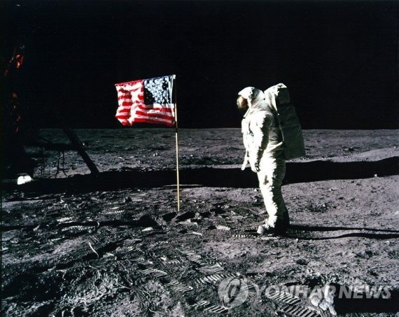 1969년 아폴로11호 달 착륙 epa01797778 A NASA handout photo dated 20 July 1969 showing Apollo 11 astronaut Edwin 'Buzz' Aldrin standing by the US flag planted on the surface of the moon. On 20 July 2009 the world marks forty years since the first human set foot on the moon. In 1961, US President John F. Kenn