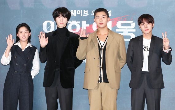 배우 이연(왼쪽부터)과 홍경, 최현욱, 박지훈이 16일 오후 서울 용산 아이파크몰CGV에서 진행된 웨이브 오리지널 드라마 ‘약한영웅 Class 1’ 시사회 및 기자간담회에서 포즈를 취하고 있다. ‘약한영웅 Class 1’은 시은과 수호, 범석이 폭력에 맞서는 여정을 그린 성장 드라마다. 2022.11.16/뉴스1 ⓒ News1 권현진 기자