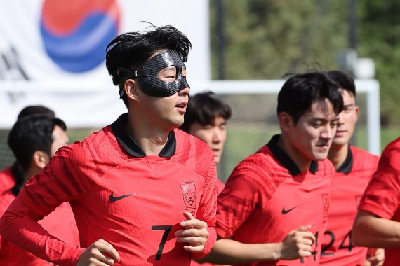 2022 카타르 월드컵에 출전하는 대한민국 축구 국가대표팀 '캡틴' 손흥민이 16일 오전(현지시간) 카타르 도하의 알에글라 훈련장에서 안면 보호대를 착용한 채로 훈련에 임하고 있다. 연합뉴스