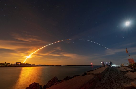 미국 항공우주국(NASA)의 무인 달탐사 로켓 아르테미스 1호가 16일(현지시간) 플로리다주 케이프커내버럴 케네디우주센터 39B 발사장에서 발사됐다. 우주왕복선 '오리온'을 실은 아르테미스 1호가 궤적을 그리며 달을 향해 날아가고 있다. 로이터연합뉴스