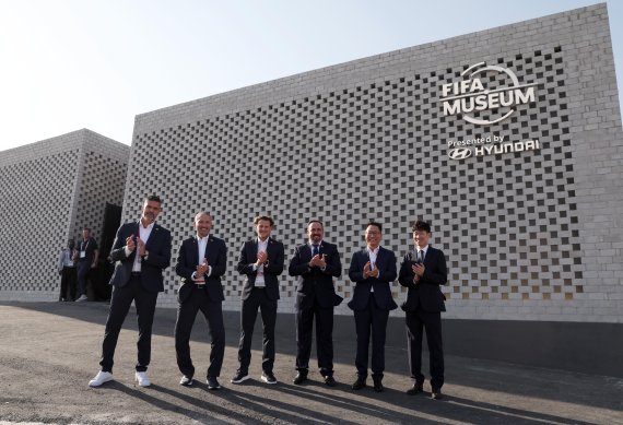 [도하(카타르)=뉴시스] 조성우 기자 = 박지성 전북 현대 테크니컬 디렉터가 16일 오후 카타르 도하 피파 팬 페스티벌 장소인 알 비다 공원에서 열린 현대자동차 국제축구연맹(FIFA) 박물관 특별전시회 개관식에서 김언수 현대자동차 인도아중동대권역 부사장, 마르코 파조네 박물관 총괄 디렉터 등 참석자들과 기념촬영을 하고 있다. 2022.11.16. xconfind@newsis.com