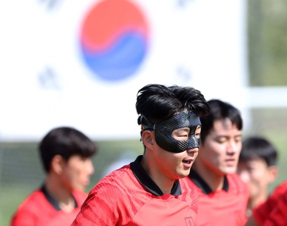 [도하(카타르)=뉴시스] 조성우 기자 = 대한민국 축구대표팀 손흥민이 16일(현지시간) 오전 카타르 도하 알 에글라 트레이닝센터에서 수술한 왼쪽 눈 주위를 보호할 마스크를 쓰고 훈련을 하고 있다. 2022.11.16. xconfind@newsis.com /사진=뉴시스