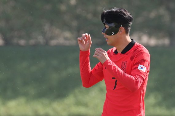 파울루 벤투 감독이 이끄는 대한민국 축구대표팀 캡틴 손흥민이 16일 오전(현지시간) 카타르 도하 알 에글라 트레이닝센터에서 안면 보호대를 착용하고 훈련하고 있다. 2022.11.16/뉴스1 ⓒ News1 이광호 기자