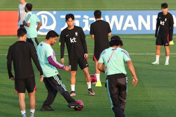 대한민국 축구 국가대표팀 이강인, 송민규, 정우영 등이 16일 오후(현지시간) 카타르 도하 알에글라 트레이닝센터에서 자원봉사자들을 상대로 축구클리닉을 하고 있다. 2022.11.16/뉴스1 ⓒ News1 이광호 기자