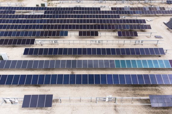 미국 상무부가 2일(현지시간) 중국산 태양광 제품에 물리는 관세를 피하려 제3국을 거쳐 우회수출한 업체 4곳을 적발했다. 사진은 7월 8일 오하이오주 페리스버그의 퍼스트솔라 태양광 발전 단지. 로이터연합