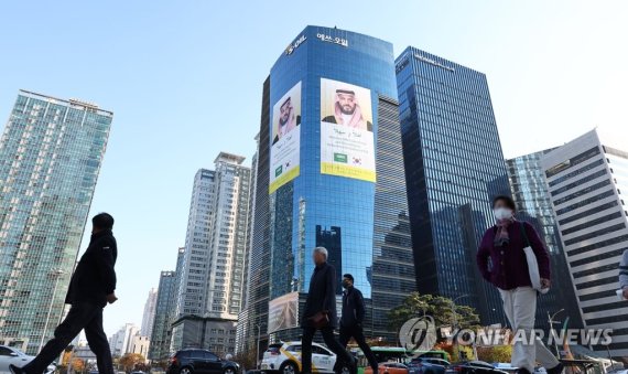 빈 살만 환영 현수막 걸린 에쓰오일 본사 (서울=연합뉴스) 김인철 기자 = 16일 오후 서울 마포구 공덕동 에쓰오일 본사 건물에 오는 17일 방한 예정인 사우디아라비아의 무함마드 빈 살만 왕세자를 환영하는 사진이 걸려있다.<div id='ad_body2' class='ad_center'></div> 2022.11.16 yatoya@yna.co.kr (끝)