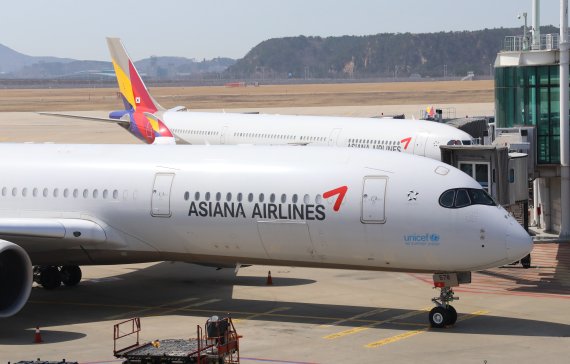 인천공항 1터미널에 아시아나 항공기가 계류장에 대기하고 있다. 뉴스 1