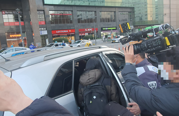 대학수학능력시험이 실시된 17일 오전 7시39분 서울 성동구 왕십리역에서 한 수험생이 긴급수송차량에 올라타고 있다. / 사진=노유정 기자