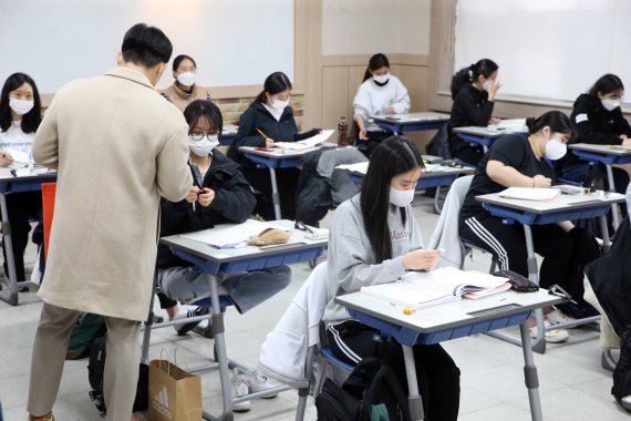 2023년 대학수학능력시험일인 17일 오전 대구 수성구 대구여자고등학교에서 수험생들이 시험 시작을 기다리고 있다. 뉴시스화상