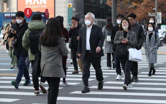 지난 17일 오전 서울 종로구 광화문 네거리에서 시민들이 출근하고 있다. 뉴스1 제공.