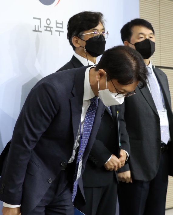[세종=뉴시스] 강종민 기자 = 이규민 한국교육과정평가원장이 17일 세종시 정부세종청사에서 열린 2023학년도 대학수학능력시험 출제 방향 브리핑에서 인사하고 있다. 2022.11.17. ppkjm@newsis.com